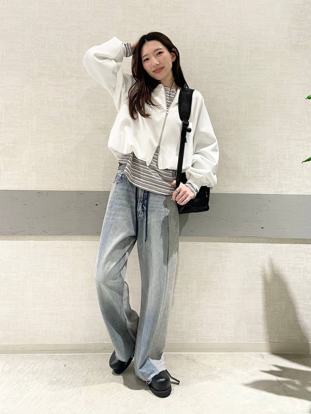 ブラック系のその他シューズ、ホワイト系のTシャツ/カットソー、ホワイト系のスウェットを着用したレディースの冬コーディネートの2枚目の写真