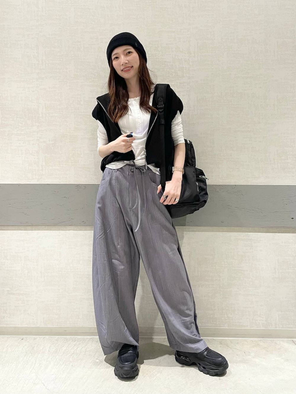 ホワイト系のTシャツ/カットソー、ブラック系のローファー、ブラック系のバックパック/リュックを着用したレディースの春コーディネートの5枚目の写真