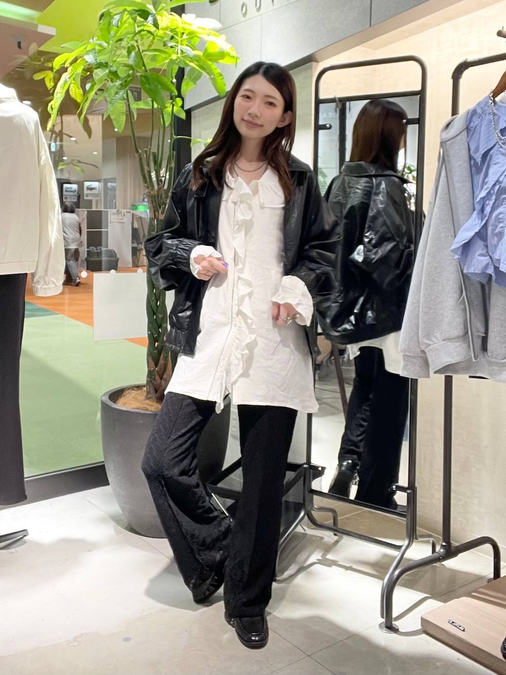 ブラック系のブルゾン、ブラック系のローファー、ブラック系のその他パンツを着用したレディースの春コーディネートの4枚目の写真