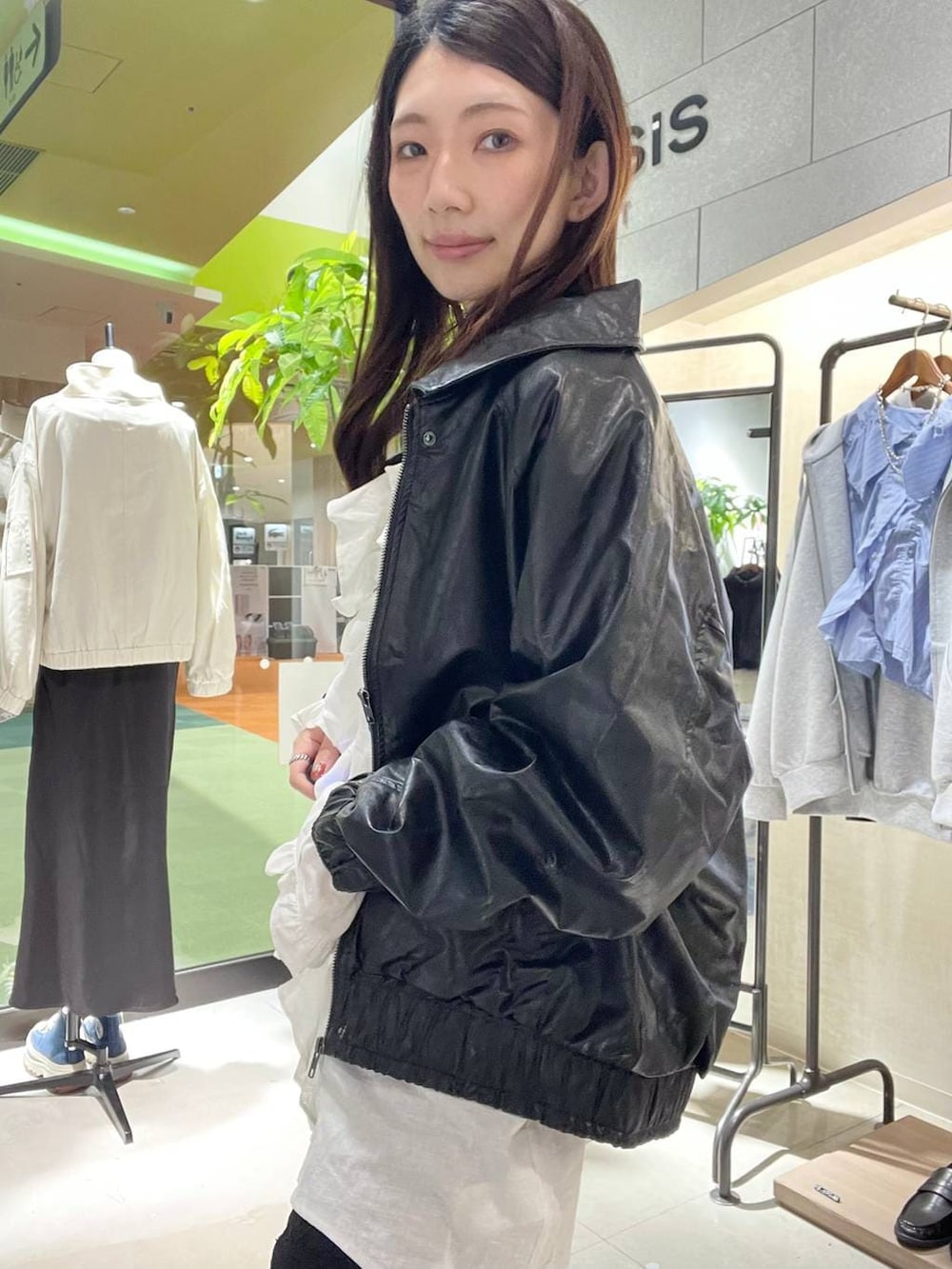 ブラック系のブルゾン、ブラック系のローファー、ブラック系のその他パンツを着用したレディースの春コーディネートの6枚目の写真