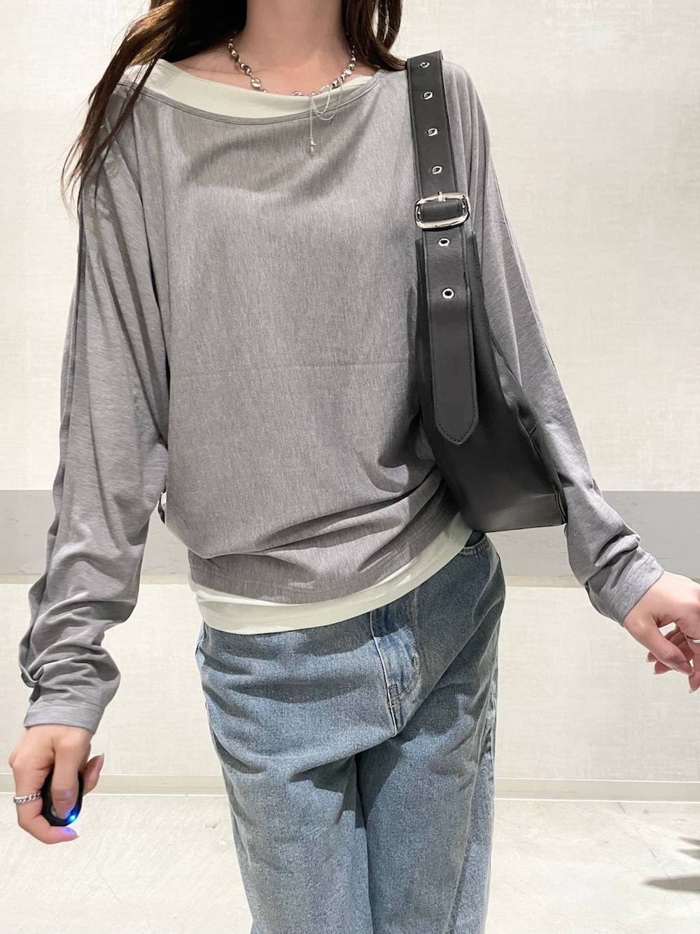 ブラック系のデニムパンツ、ブラック系のショルダーバッグ、グレー系のTシャツ/カットソーを着用したレディースの夏コーディネートの8枚目の写真