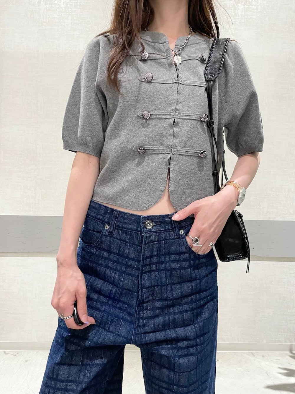 ブルー系のデニムパンツ、グレー系のカーディガン/ボレロ、ブラック系のローファーを着用したレディースの夏コーディネートの5枚目の写真