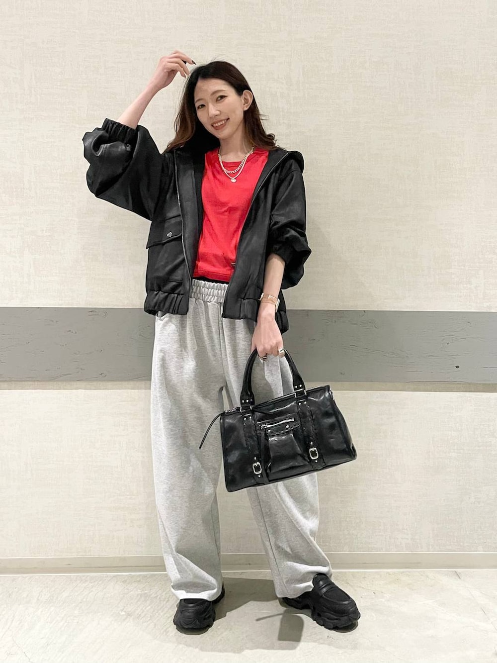 ブラック系のローファー、ブラック系のボストンバッグ、ブラック系のブルゾンを着用したレディースの春コーディネートの3枚目の写真