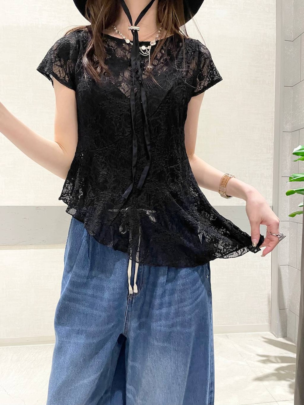 ブラック系のサンダル、ブルー系のデニムパンツ、ブラック系のTシャツ/カットソーを着用したレディースの春コーディネートの2枚目の写真