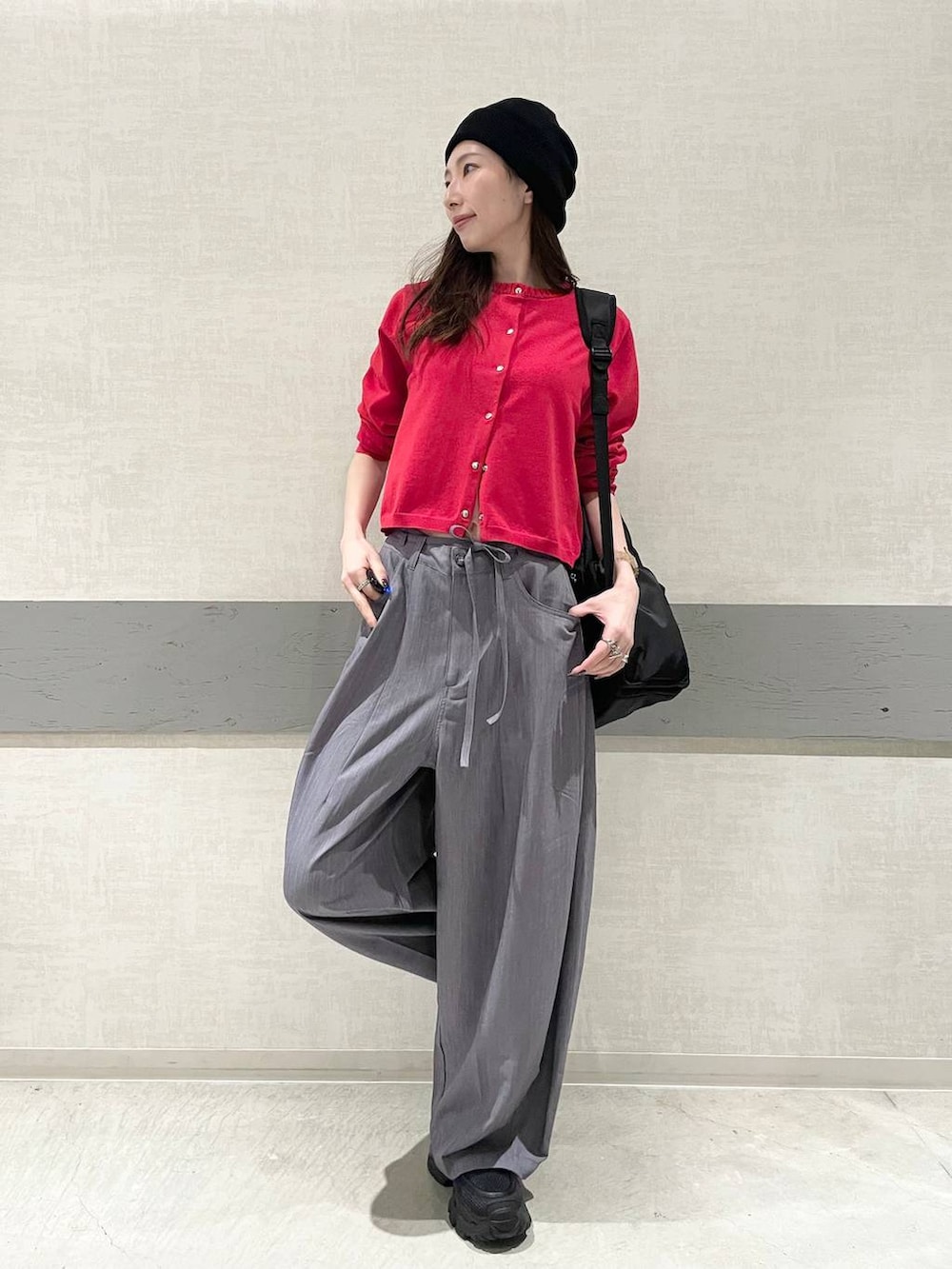 ブラック系のローファー、ブラック系のバックパック/リュック、グレー系のスラックスを着用したレディースの春コーディネートの4枚目の写真