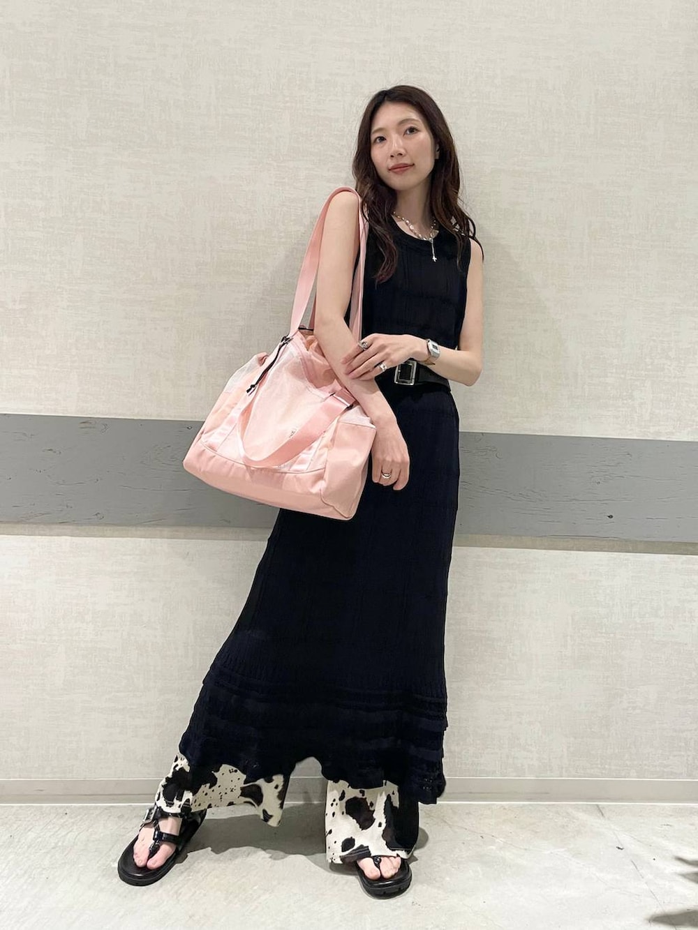 ベージュ系のその他パンツ、ピンク系のトートバッグ、ブラック系のワンピースを着用したレディースの夏コーディネートの3枚目の写真