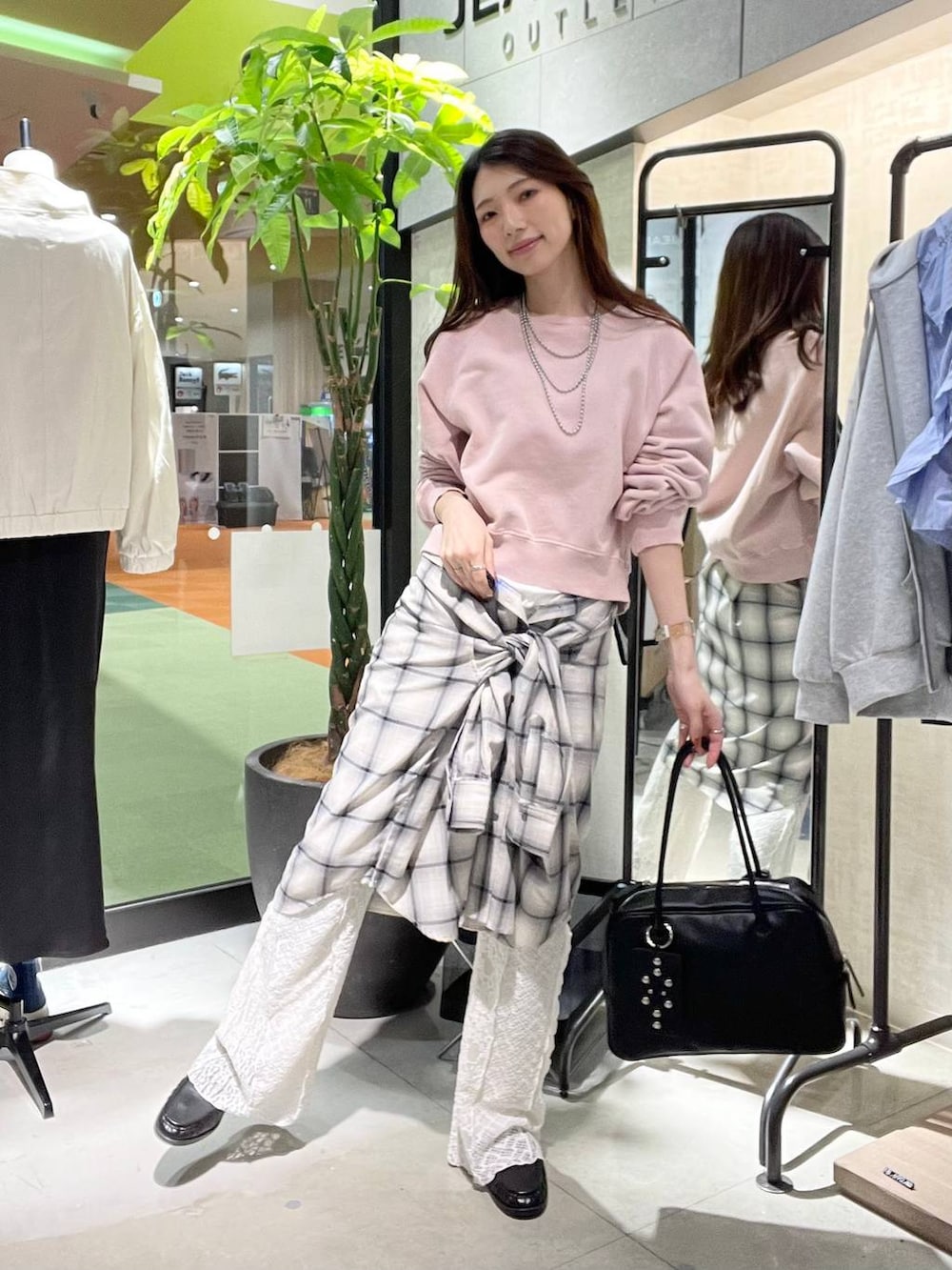 ホワイト系のシャツ/ブラウス、ブラック系のボストンバッグ、ブラック系のローファーを着用したレディースの冬コーディネートの5枚目の写真