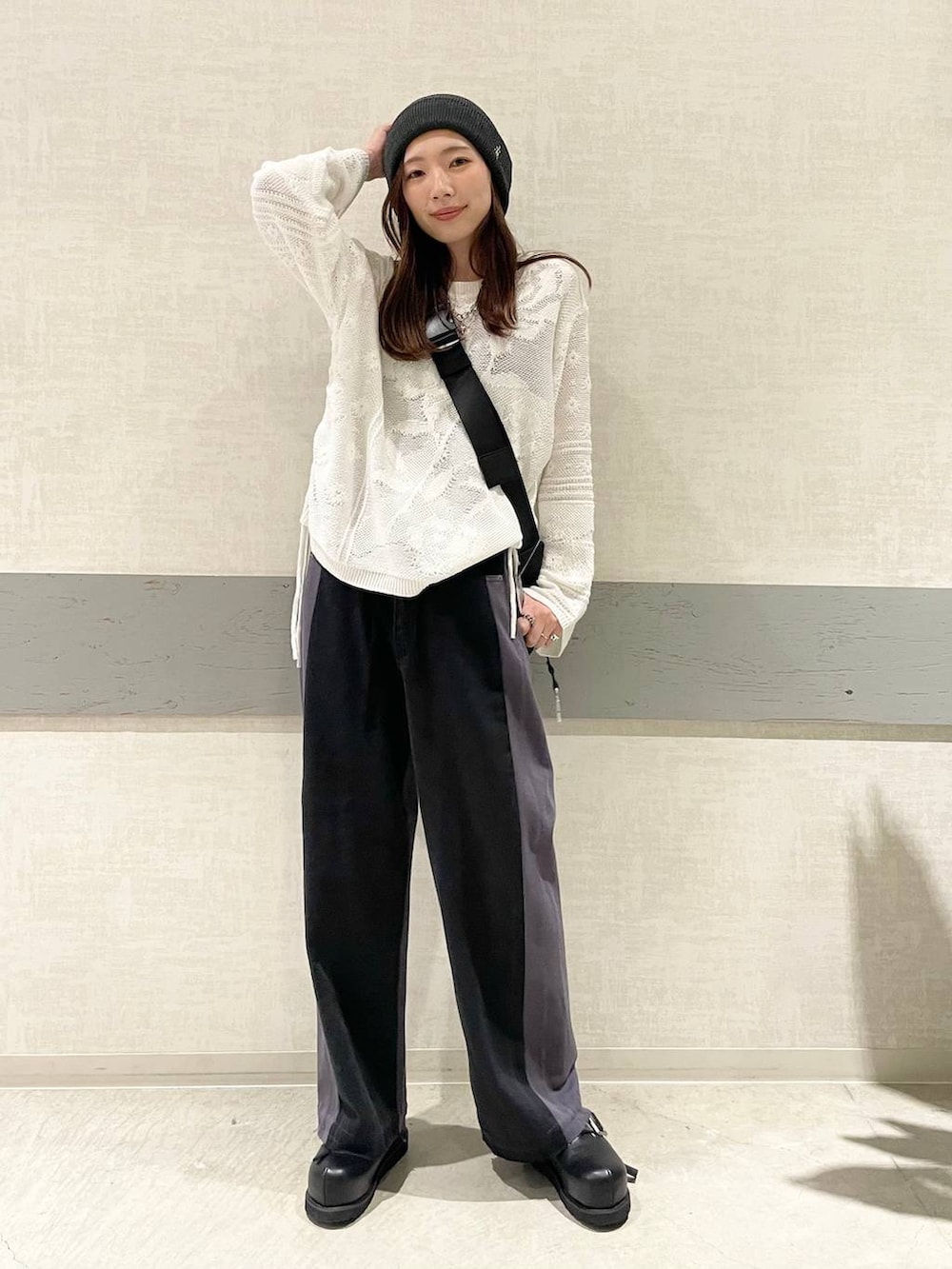 ブラック系のショルダーバッグ、ブラック系のその他シューズ、ブラック系のデニムパンツを着用したレディースの冬コーディネートの4枚目の写真