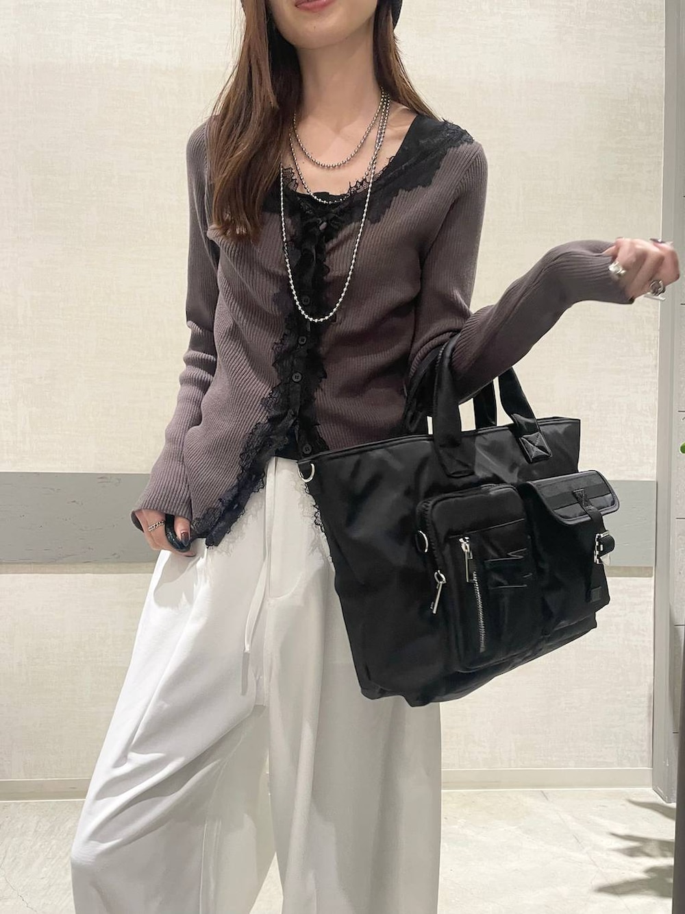 ブラック系のローファー、ブラック系のトートバッグ、ホワイト系のその他パンツを着用したレディースの春コーディネートの4枚目の写真