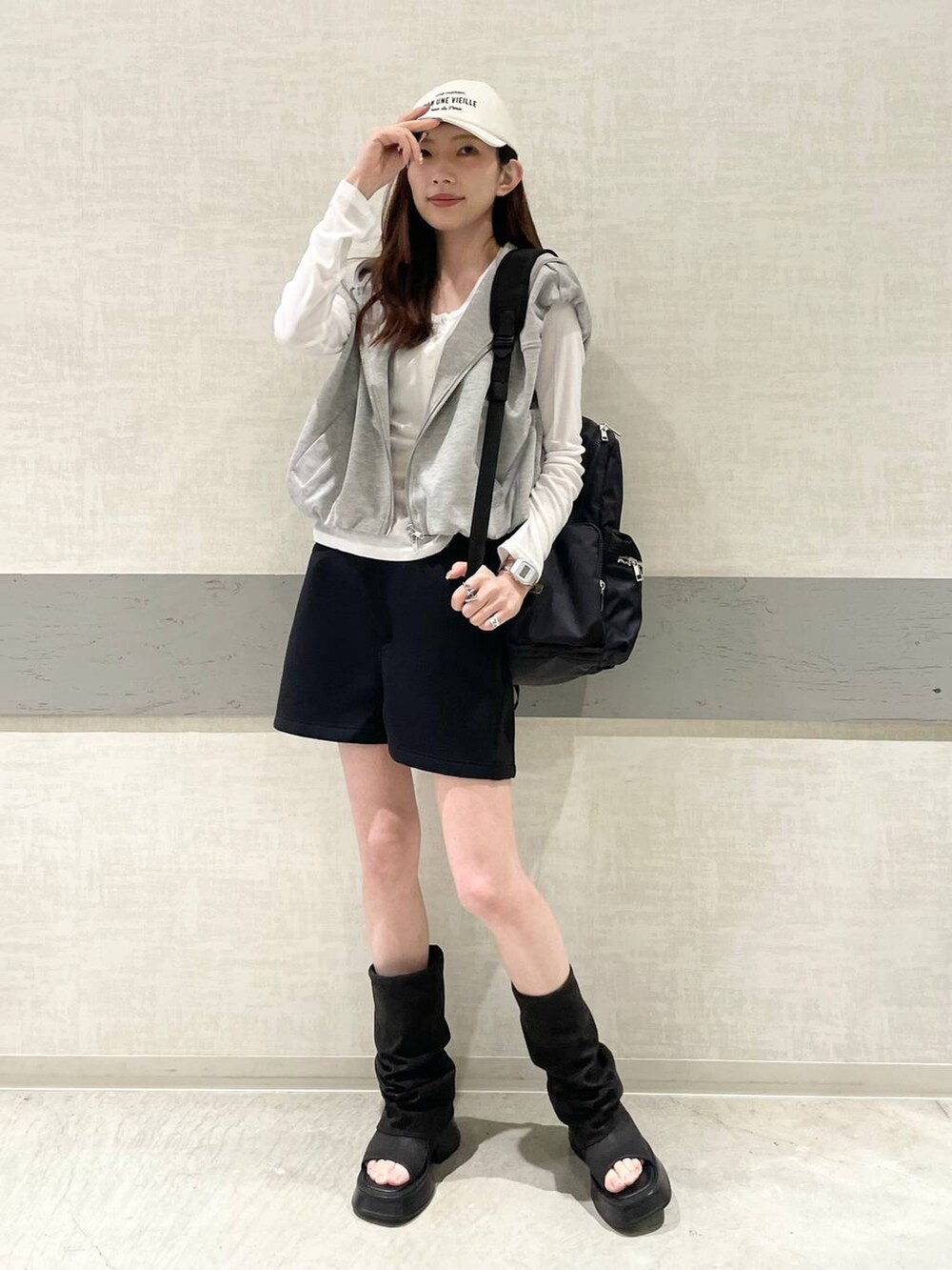 ホワイト系のTシャツ/カットソー、ブラック系のバックパック/リュック、ブラック系のスウェットパンツを着用したレディースの春コーディネートの4枚目の写真