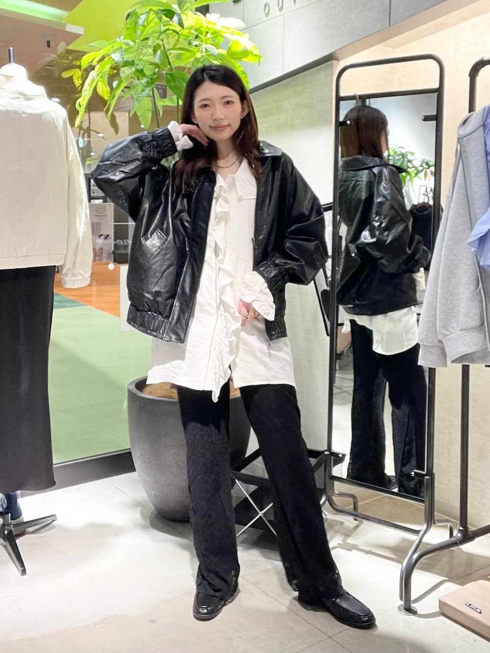 ブラック系のブルゾン、ブラック系のローファー、ブラック系のその他パンツを着用したレディースの春コーディネートの5枚目の写真