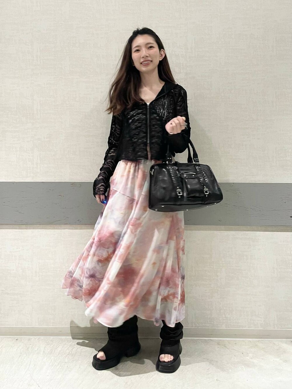 ブラック系のボストンバッグ、ブラック系のサンダル、ブラック系のパーカーを着用したレディースの春コーディネートの5枚目の写真