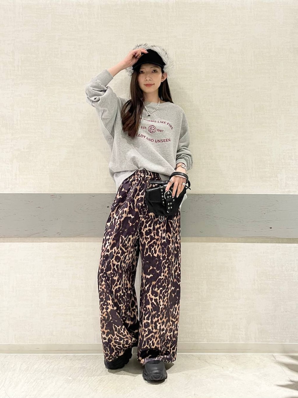 ブラック系のブーツ、ブラック系のショルダーバッグ、グレー系のスウェットを着用したレディースの冬コーディネートの7枚目の写真