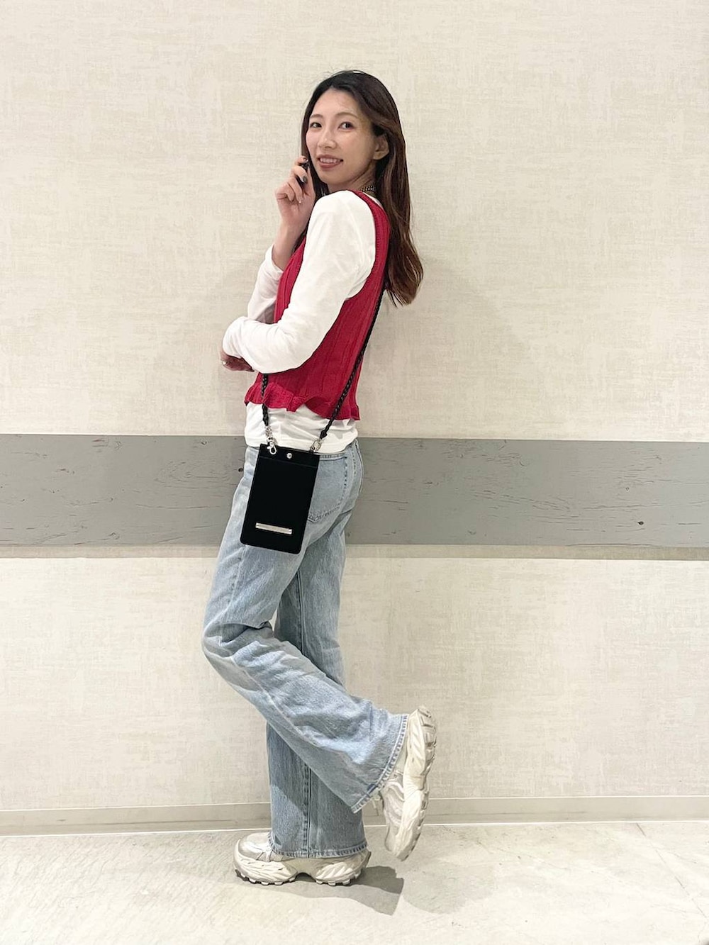 ホワイト系のTシャツ/カットソー、シルバー系のスニーカー、レッド系のベストを着用したレディースの春コーディネートの2枚目の写真
