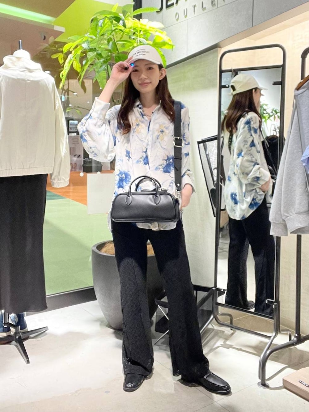 ブラウン系のボストンバッグ、ブラック系のローファー、ブラック系のその他パンツを着用したレディースの春コーディネートの5枚目の写真