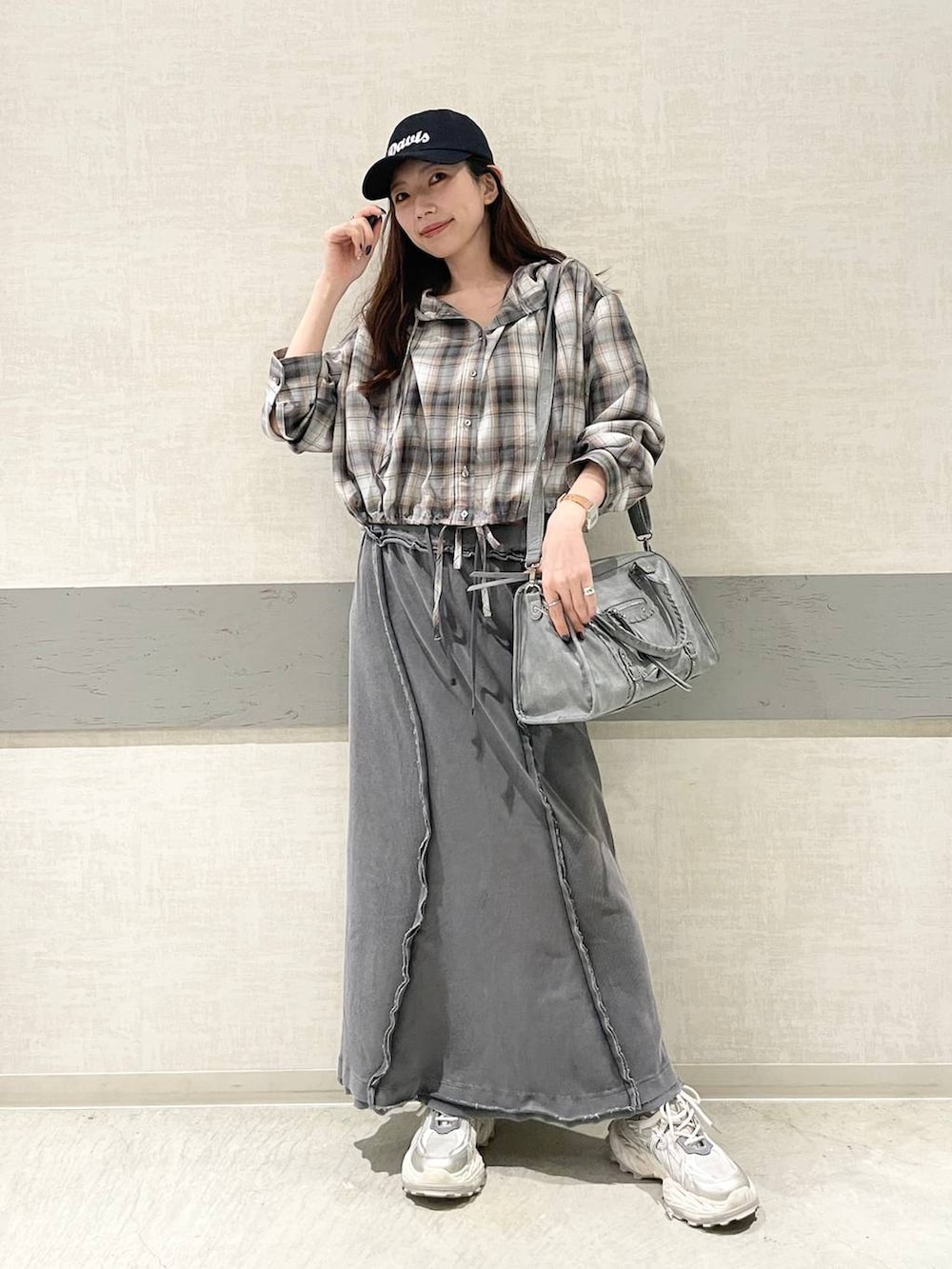 シルバー系のスニーカー、ブルー系のボストンバッグ、その他のシャツ/ブラウスを着用したレディースの春コーディネートの2枚目の写真