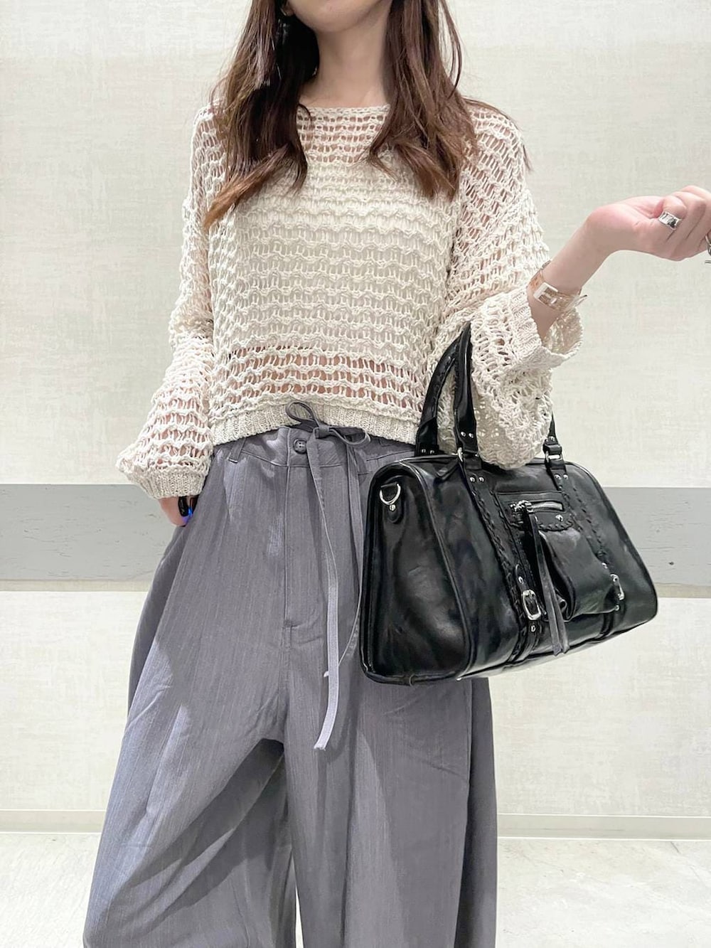 ブラック系のローファー、ブラック系のボストンバッグ、ピンク系のニット/セーターを着用したレディースの春コーディネートの8枚目の写真