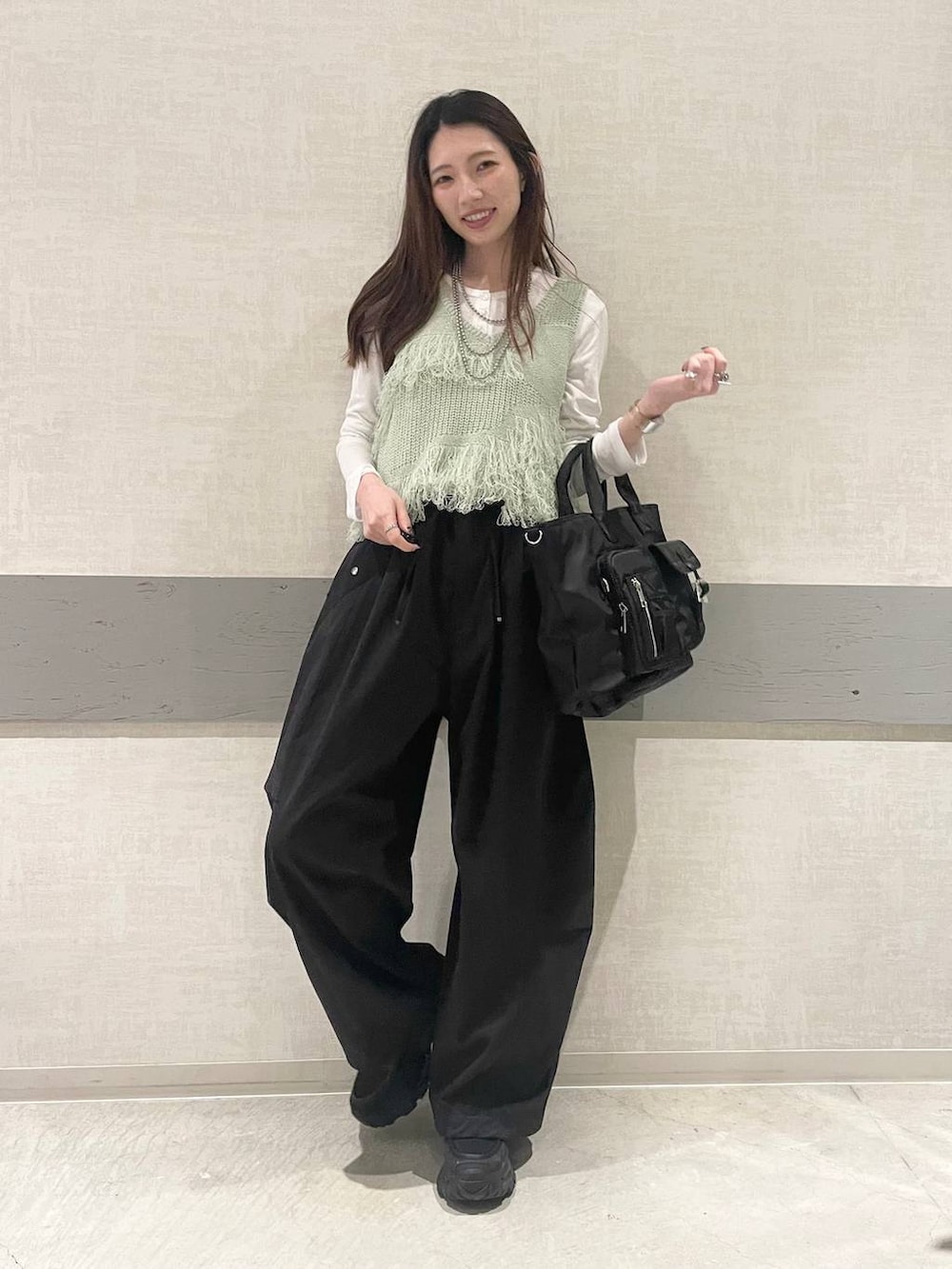 ホワイト系のTシャツ/カットソー、ブラック系のローファー、ブラック系のトートバッグを着用したレディースの春コーディネートの3枚目の写真