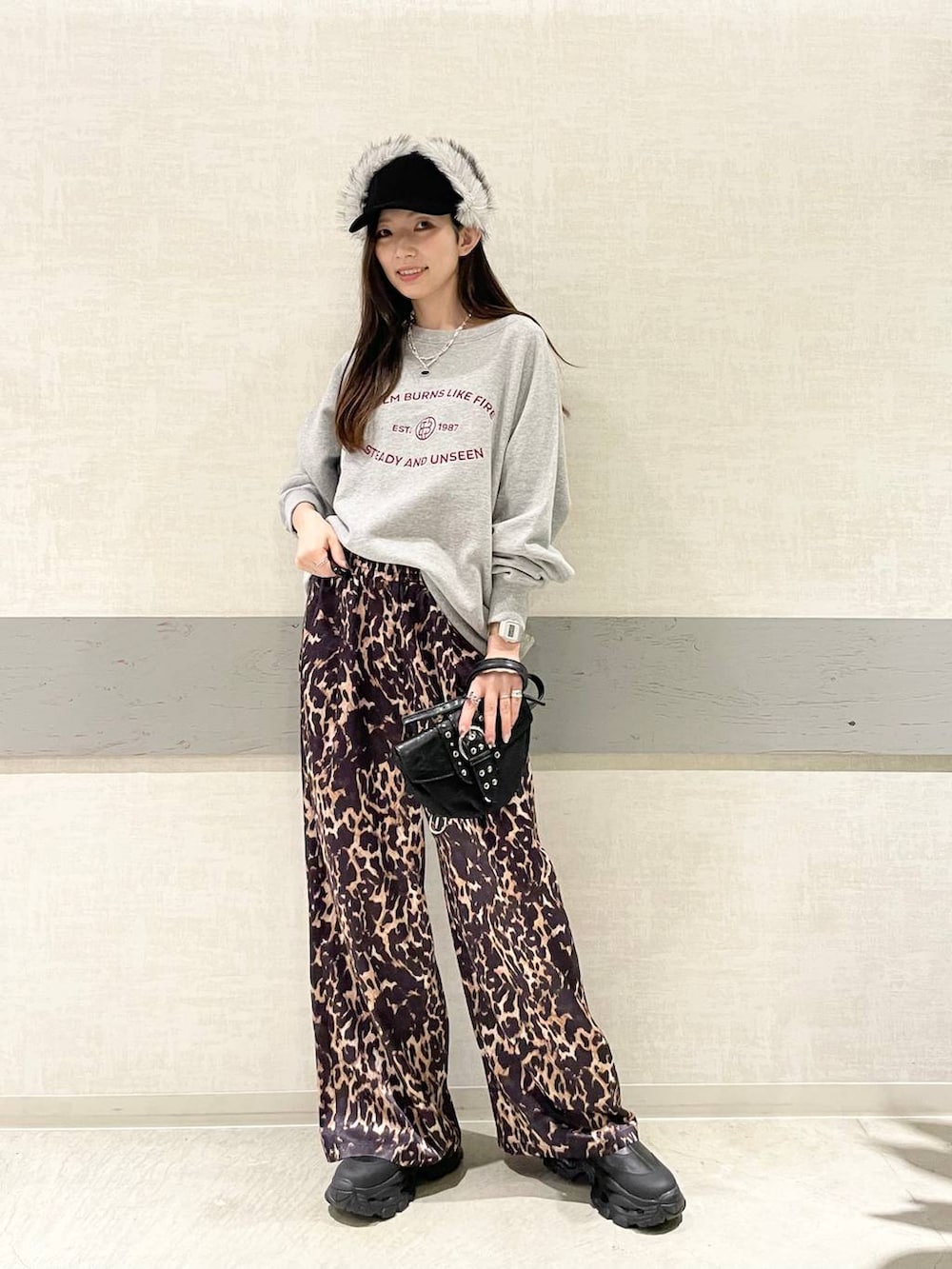 ブラック系のブーツ、ブラック系のショルダーバッグ、グレー系のスウェットを着用したレディースの冬コーディネートの5枚目の写真