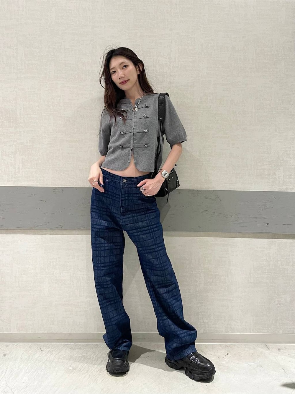 ブルー系のデニムパンツ、グレー系のカーディガン/ボレロ、ブラック系のローファーを着用したレディースの夏コーディネートの3枚目の写真