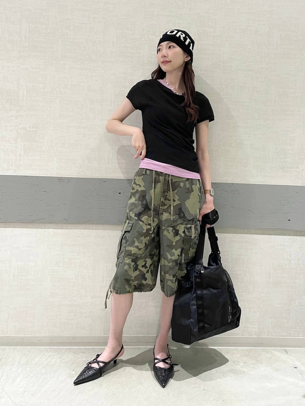 ブラック系のTシャツ/カットソー、ブラック系のパンプス、グリーン系のカーゴパンツを着用したレディースの夏コーディネートの3枚目の写真