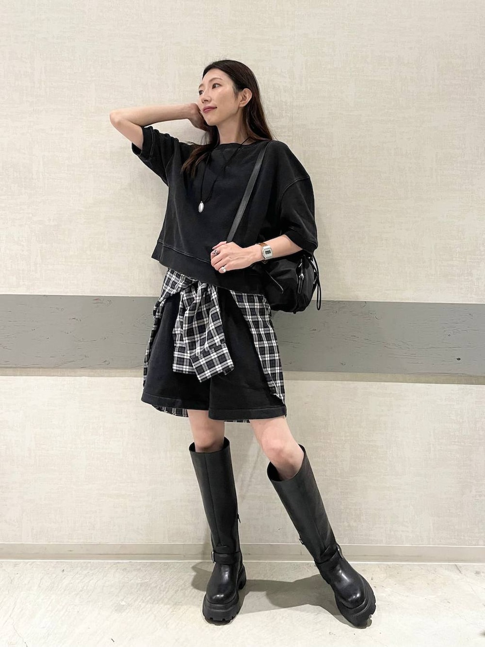 ブラック系のスウェット、ブラック系のスウェットパンツ、ブラック系のバックパック/リュックを着用したレディースの夏コーディネートの2枚目の写真
