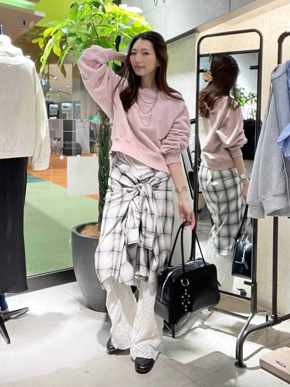 ホワイト系のシャツ/ブラウス、ブラック系のボストンバッグ、ブラック系のローファーを着用したレディースの冬コーディネートの3枚目の写真