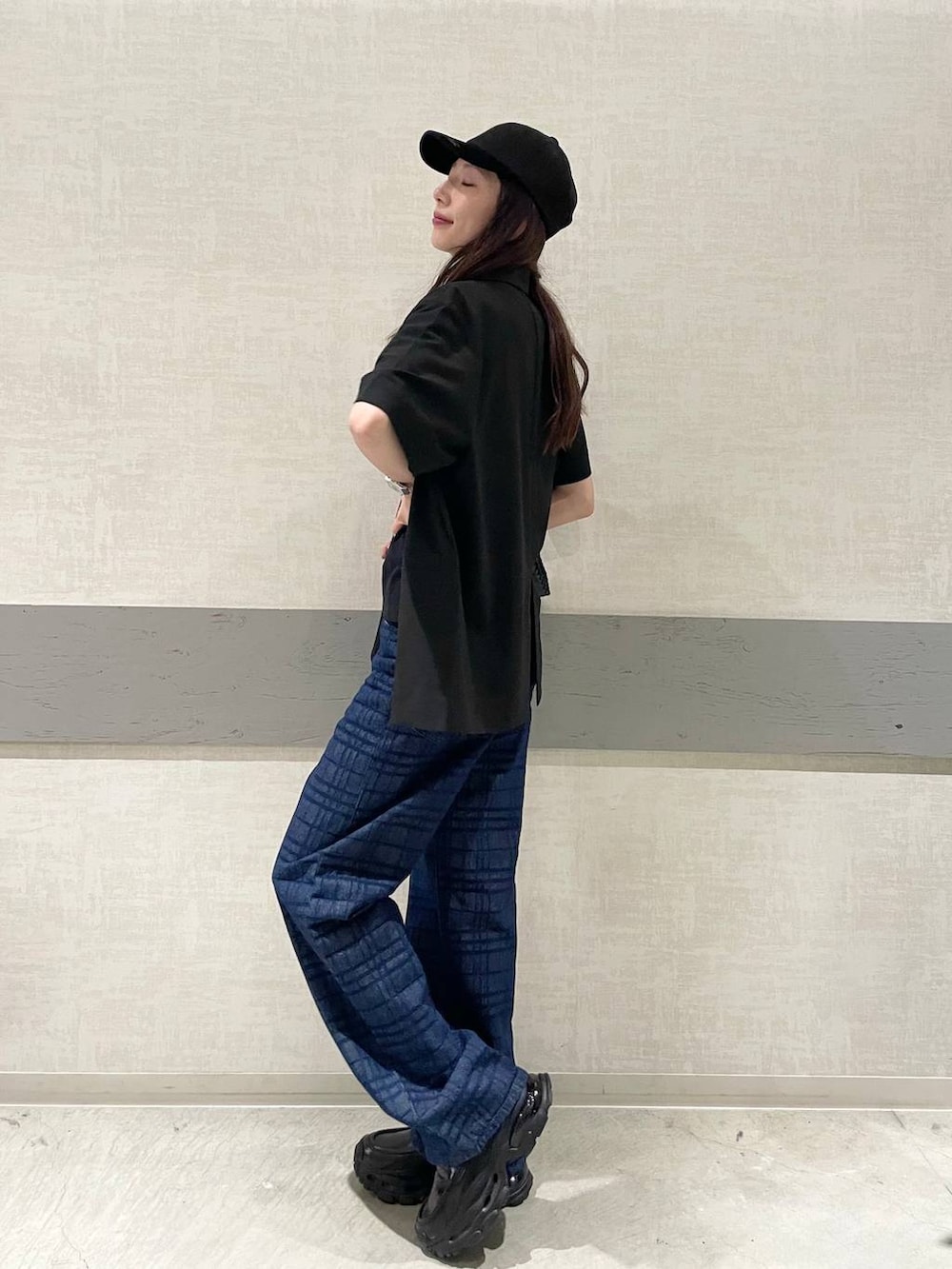 ブルー系のデニムパンツ、ブラック系のTシャツ/カットソー、ブラック系のローファーを着用したレディースの夏コーディネートの4枚目の写真