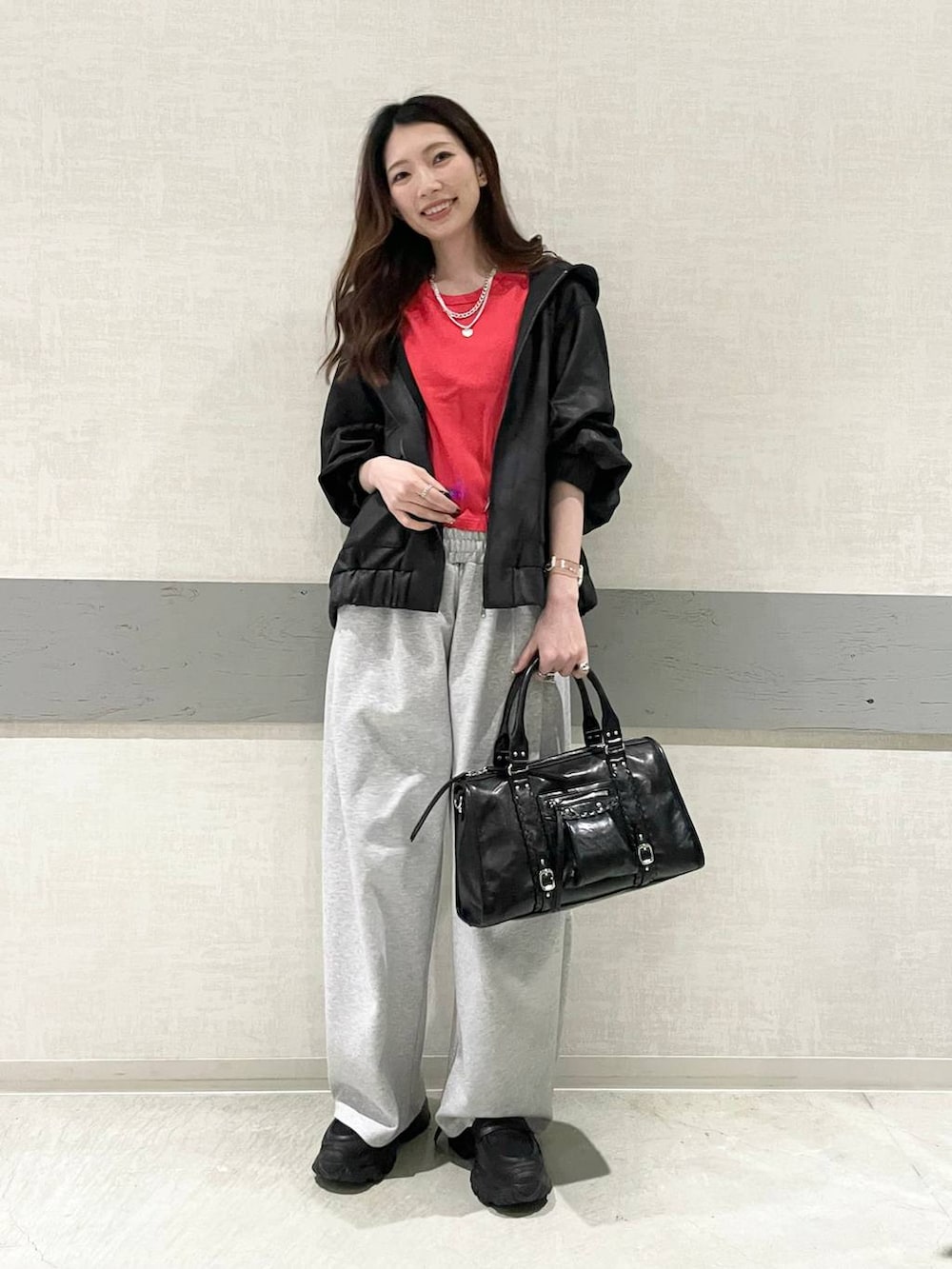 ブラック系のローファー、ブラック系のボストンバッグ、ブラック系のブルゾンを着用したレディースの春コーディネートの4枚目の写真