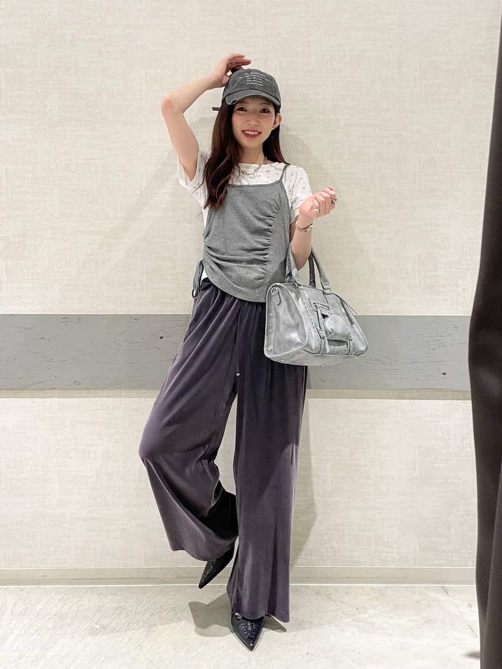 グレー系のその他パンツ、ホワイト系のTシャツ/カットソー、ブルー系のボストンバッグを着用したレディースの夏コーディネートの3枚目の写真