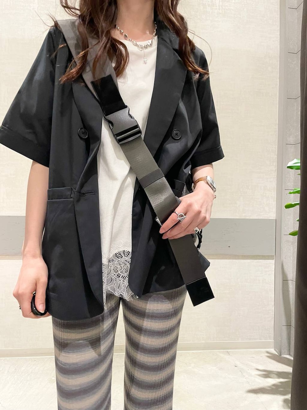 グレー系のその他パンツ、グレー系のショルダーバッグ、ブラック系のサンダルを着用したレディースの夏コーディネートの4枚目の写真