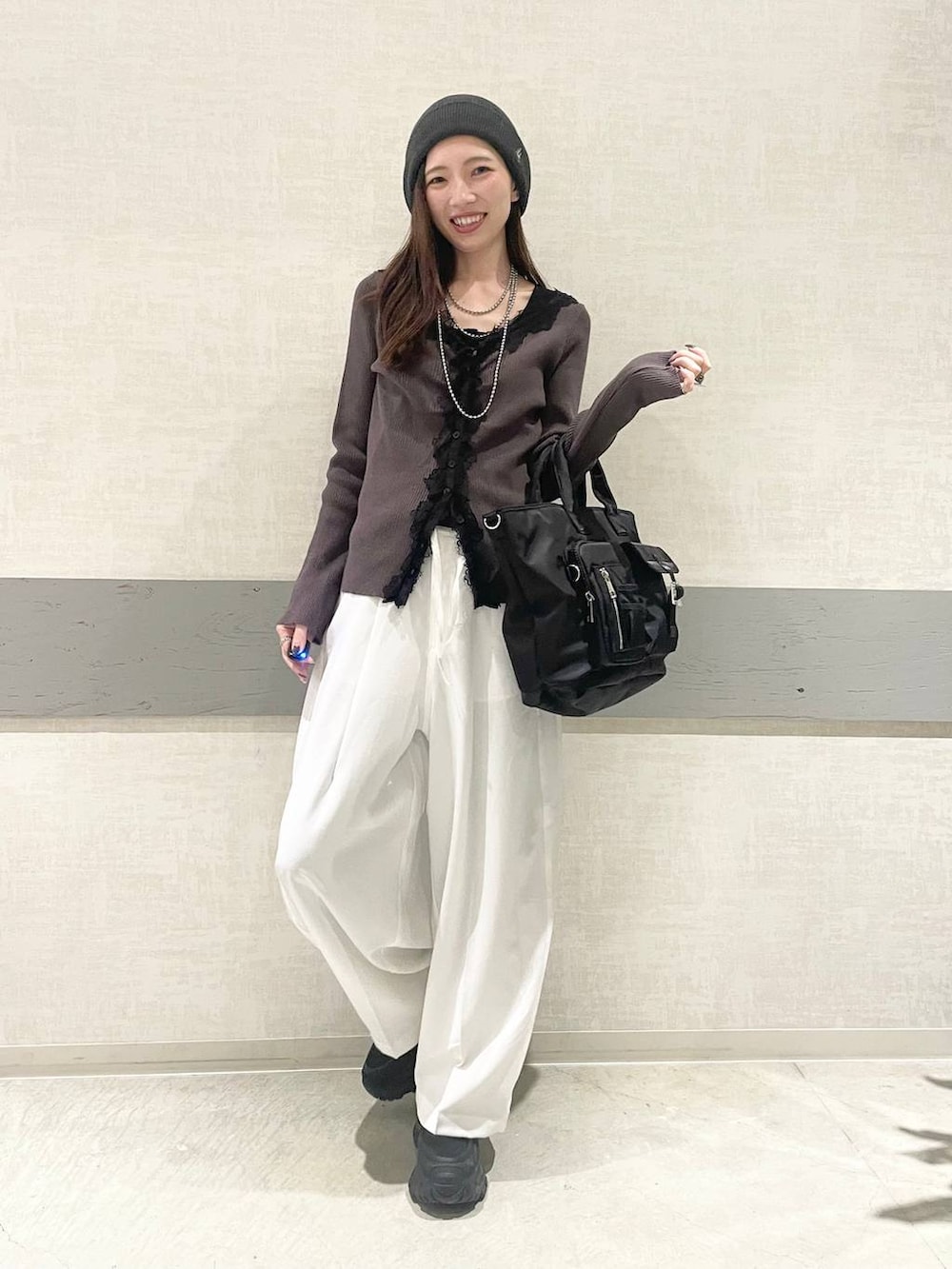 ブラック系のローファー、ブラック系のトートバッグ、ホワイト系のその他パンツを着用したレディースの春コーディネートの5枚目の写真