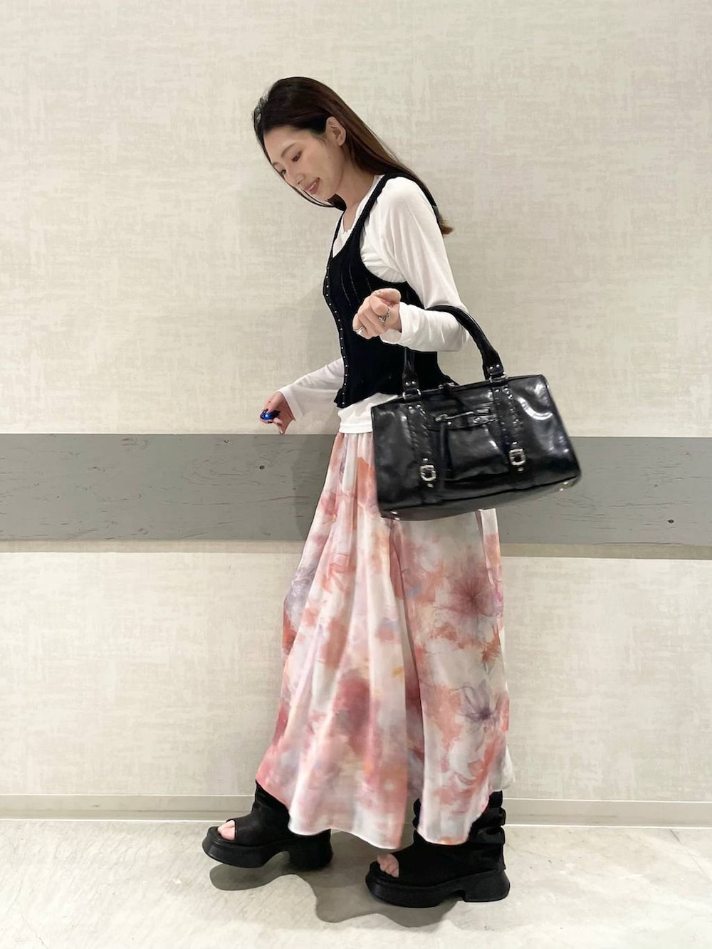 ホワイト系のTシャツ/カットソー、ブラウン系のボストンバッグ、ブラック系のサンダルを着用したレディースの春コーディネートの4枚目の写真