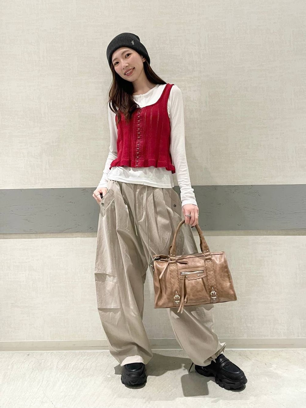 ホワイト系のTシャツ/カットソー、ブラック系のローファー、ブラック系のボストンバッグを着用したレディースの春コーディネートの2枚目の写真