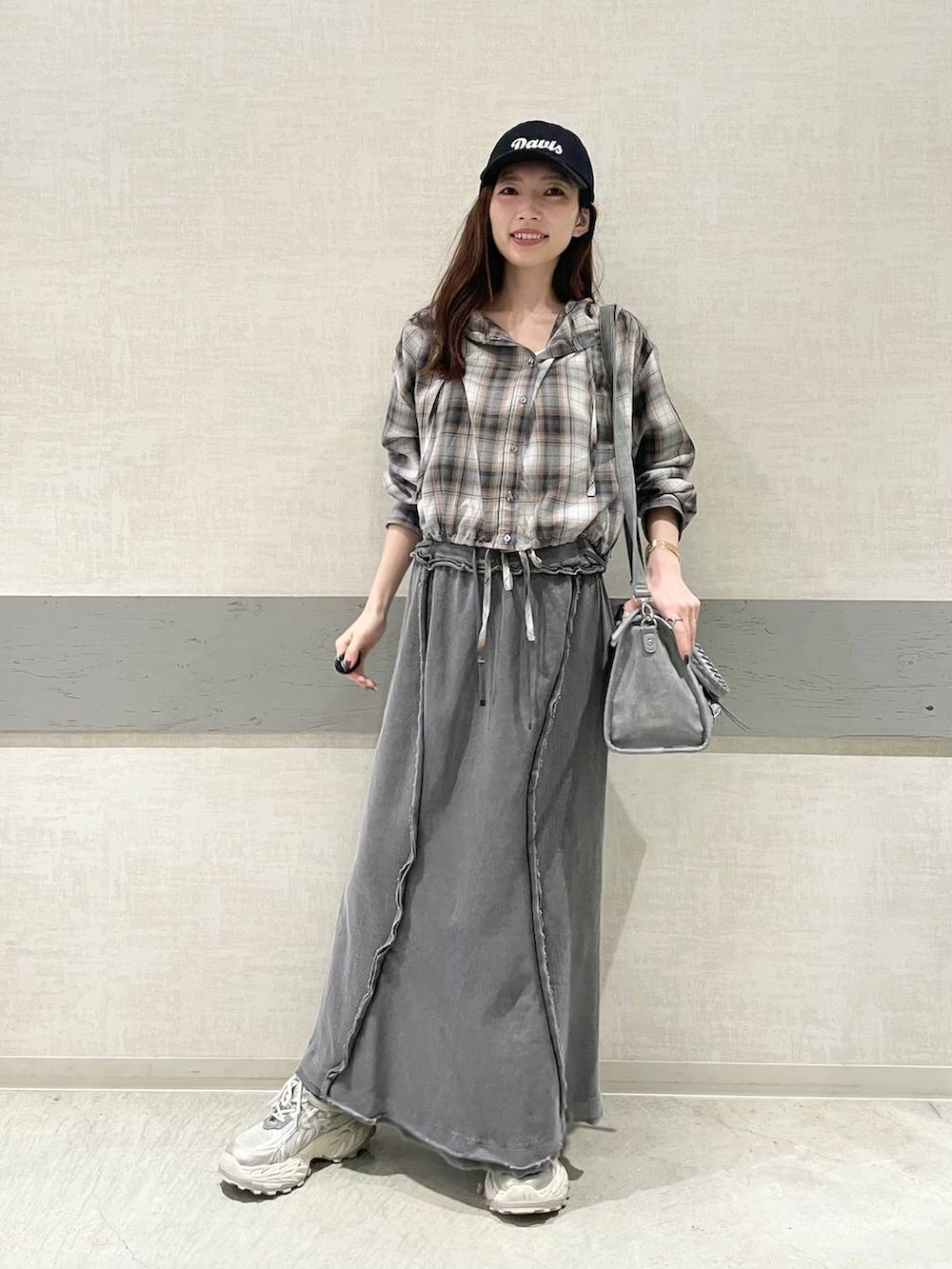 シルバー系のスニーカー、ブルー系のボストンバッグ、その他のシャツ/ブラウスを着用したレディースの春コーディネートの5枚目の写真