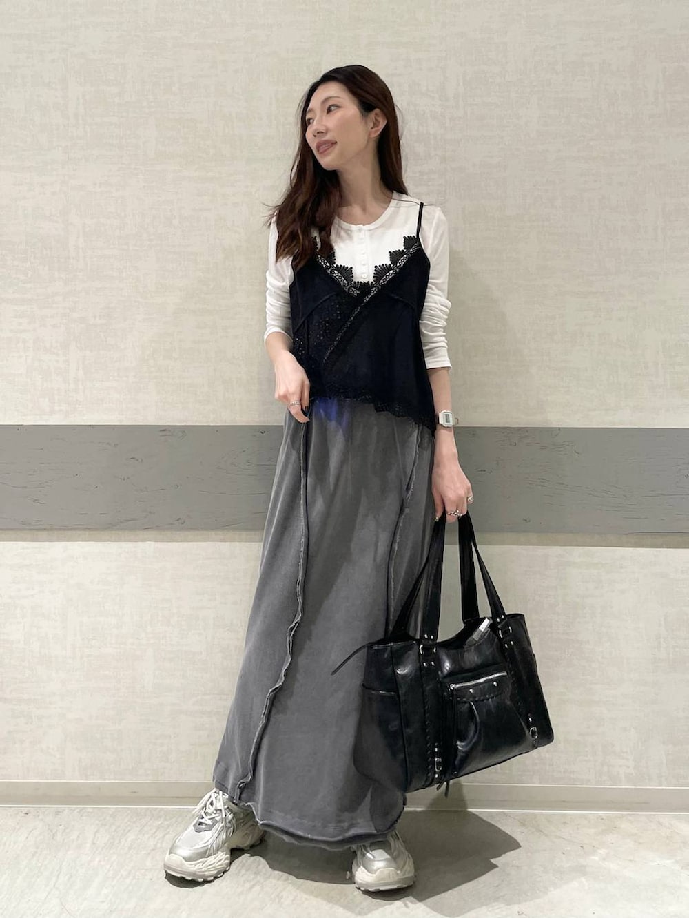 ホワイト系のTシャツ/カットソー、シルバー系のスニーカー、ブラック系のトートバッグを着用したレディースの春コーディネートの2枚目の写真