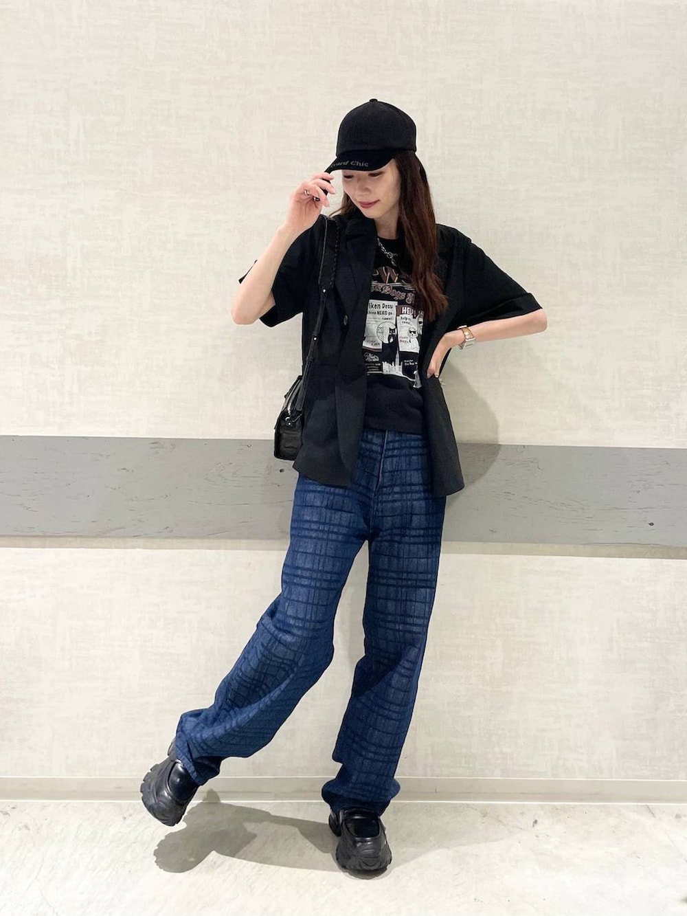 ブルー系のデニムパンツ、ブラック系のTシャツ/カットソー、ブラック系のローファーを着用したレディースの夏コーディネートの8枚目の写真