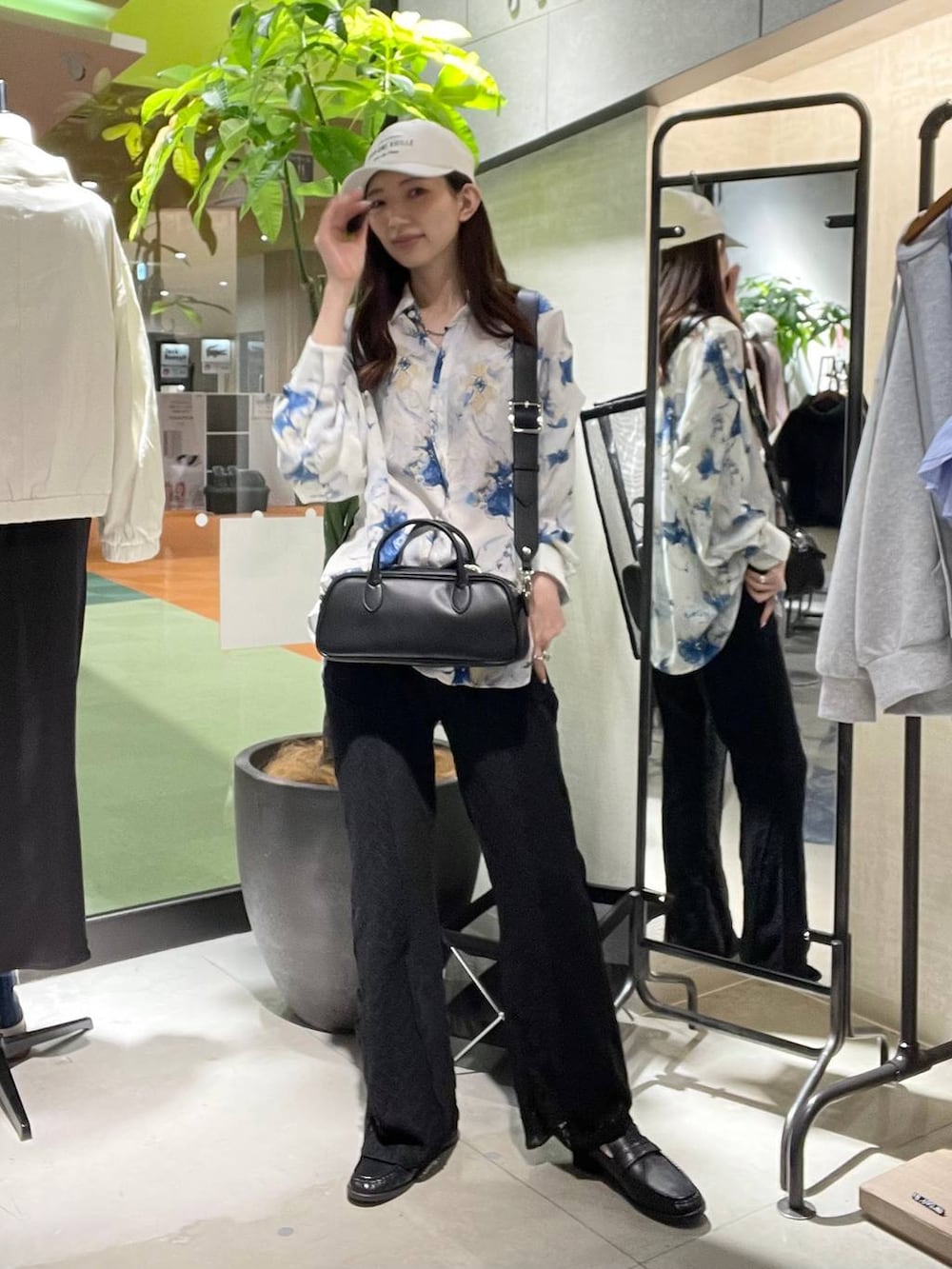 ブラウン系のボストンバッグ、ブラック系のローファー、ブラック系のその他パンツを着用したレディースの春コーディネートの3枚目の写真