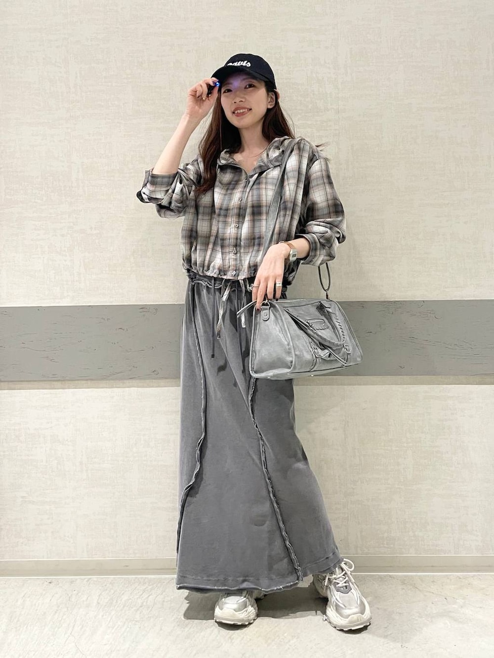 シルバー系のスニーカー、ブルー系のボストンバッグ、その他のシャツ/ブラウスを着用したレディースの春コーディネートの3枚目の写真