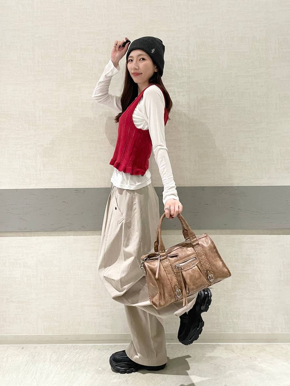 ホワイト系のTシャツ/カットソー、ブラック系のローファー、ブラック系のボストンバッグを着用したレディースの春コーディネートの7枚目の写真