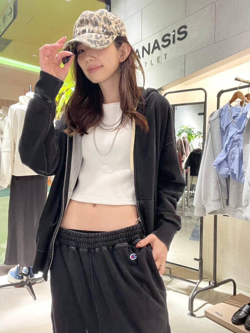 シルバー系のスニーカー、ブラック系のパーカー、ブラック系のスウェットパンツを着用したレディースの春コーディネートの4枚目の写真