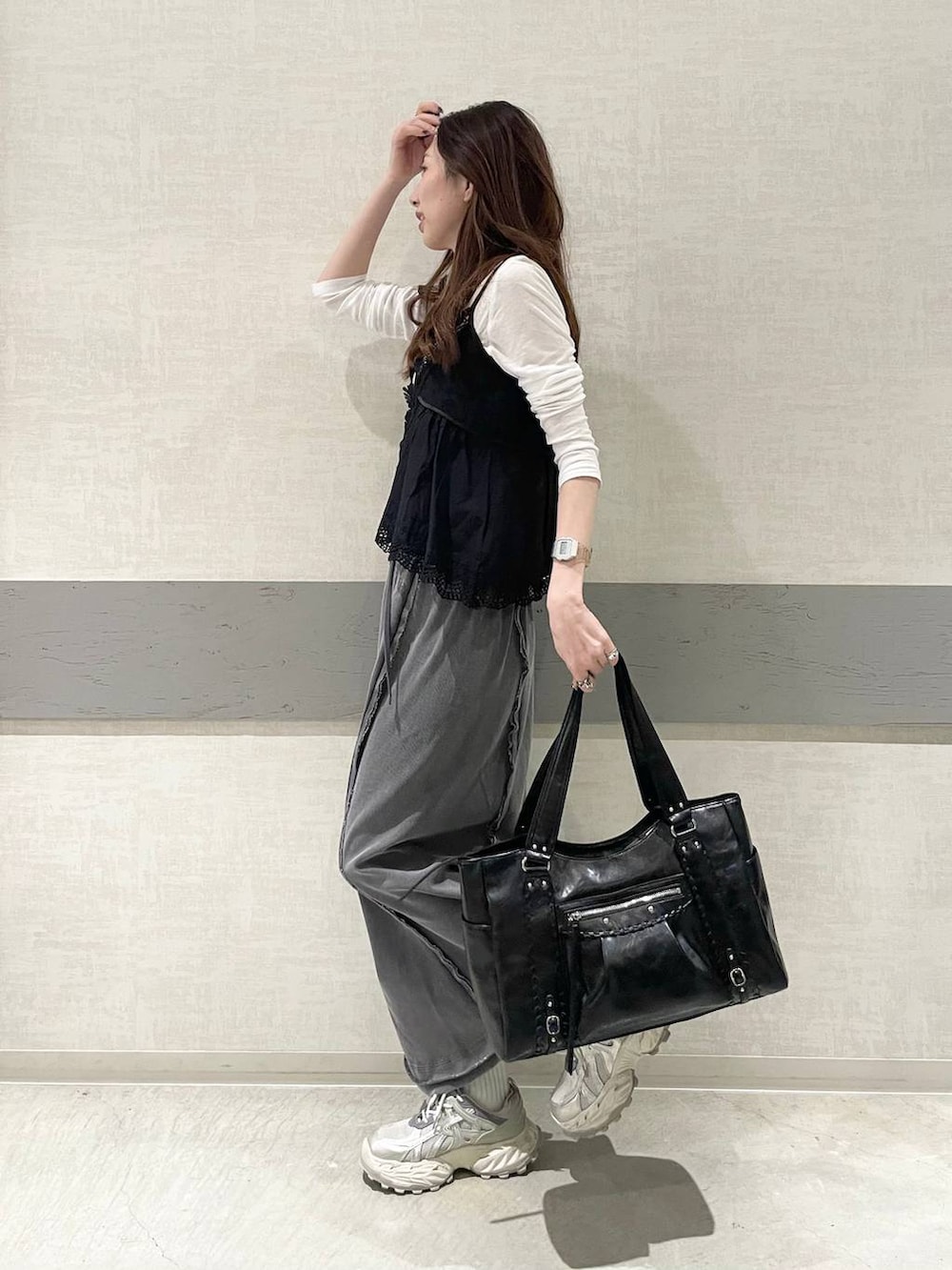 ホワイト系のTシャツ/カットソー、シルバー系のスニーカー、ブラック系のトートバッグを着用したレディースの春コーディネートの4枚目の写真