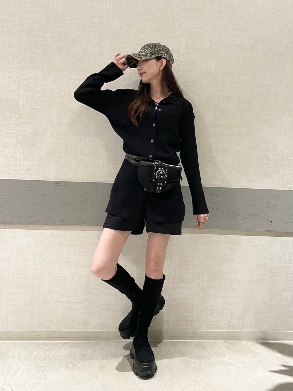 ブラック系のショルダーバッグ、ブラック系のブーツ、ブラック系のセットアップを着用したレディースの冬コーディネートの5枚目の写真