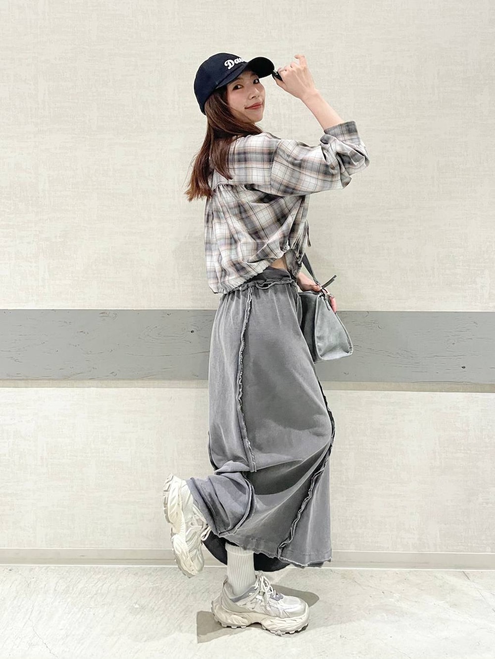 シルバー系のスニーカー、ブルー系のボストンバッグ、その他のシャツ/ブラウスを着用したレディースの春コーディネートの6枚目の写真