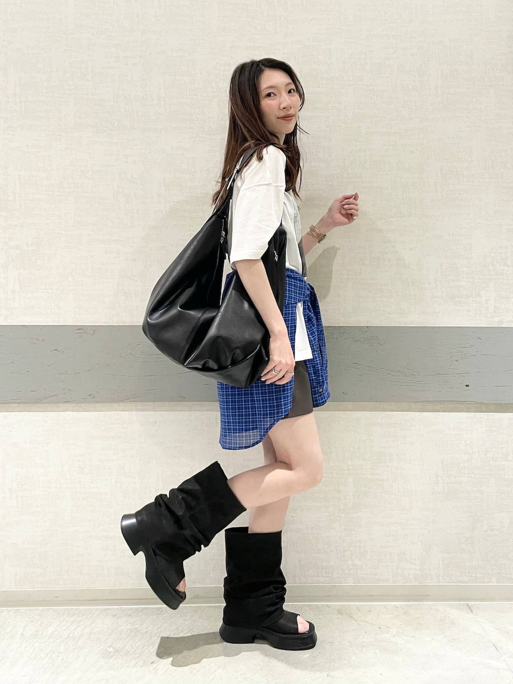 ブラック系のサンダル、ブラウン系のその他パンツ、ブルー系のシャツ/ブラウスを着用したレディースの春コーディネートの5枚目の写真
