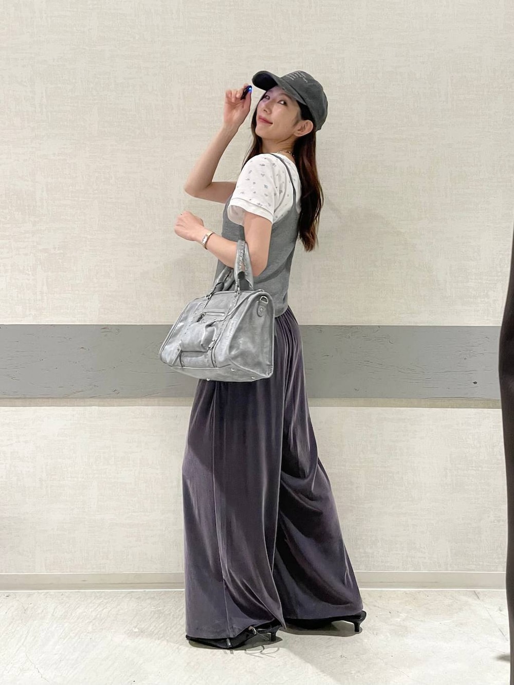 グレー系のその他パンツ、ホワイト系のTシャツ/カットソー、ブルー系のボストンバッグを着用したレディースの夏コーディネートの4枚目の写真