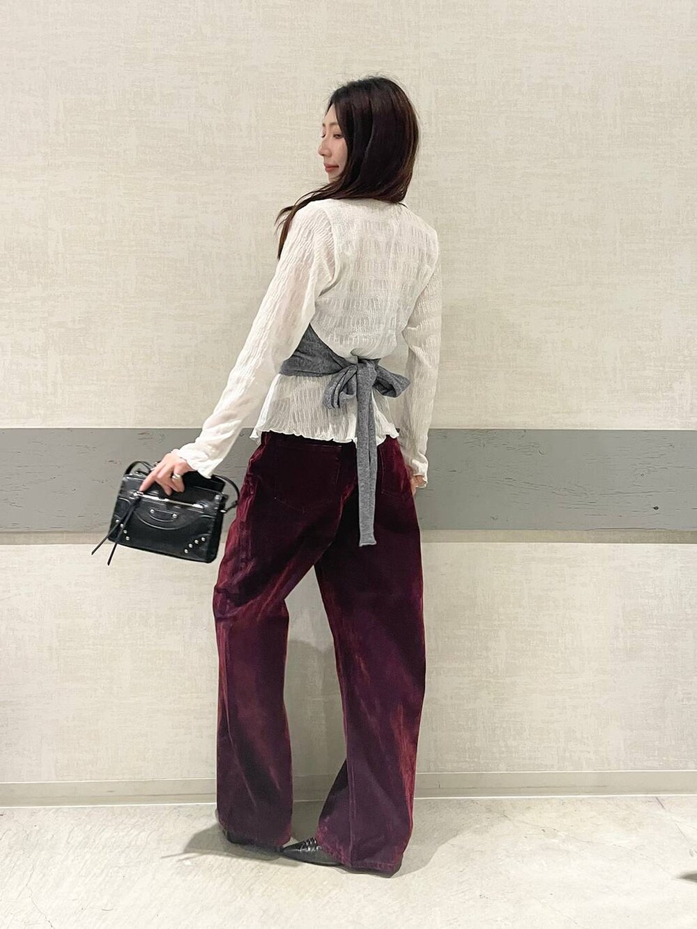 ホワイト系のシャツ/ブラウス、グレー系のその他トップス、レッド系のデニムパンツを着用したレディースの秋コーディネートの5枚目の写真