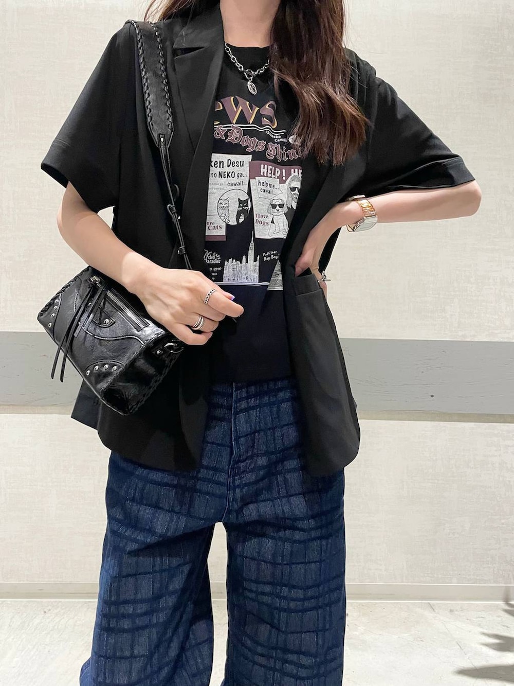 ブルー系のデニムパンツ、ブラック系のTシャツ/カットソー、ブラック系のローファーを着用したレディースの夏コーディネートの9枚目の写真
