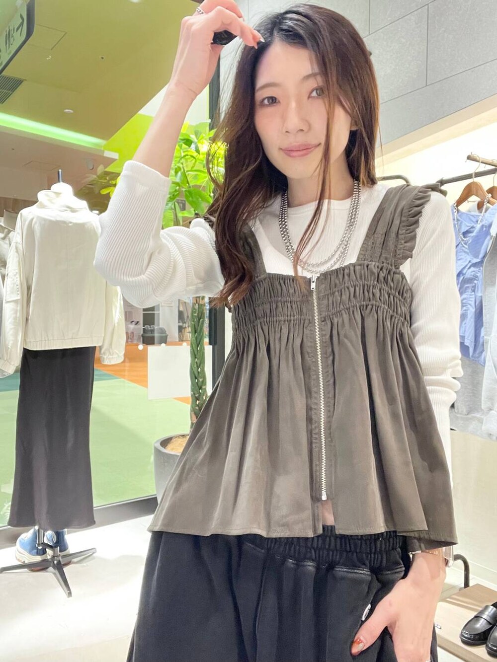 シルバー系のスニーカー、ブラック系のスウェットパンツ、ホワイト系のTシャツ/カットソーを着用したレディースの春コーディネートの2枚目の写真