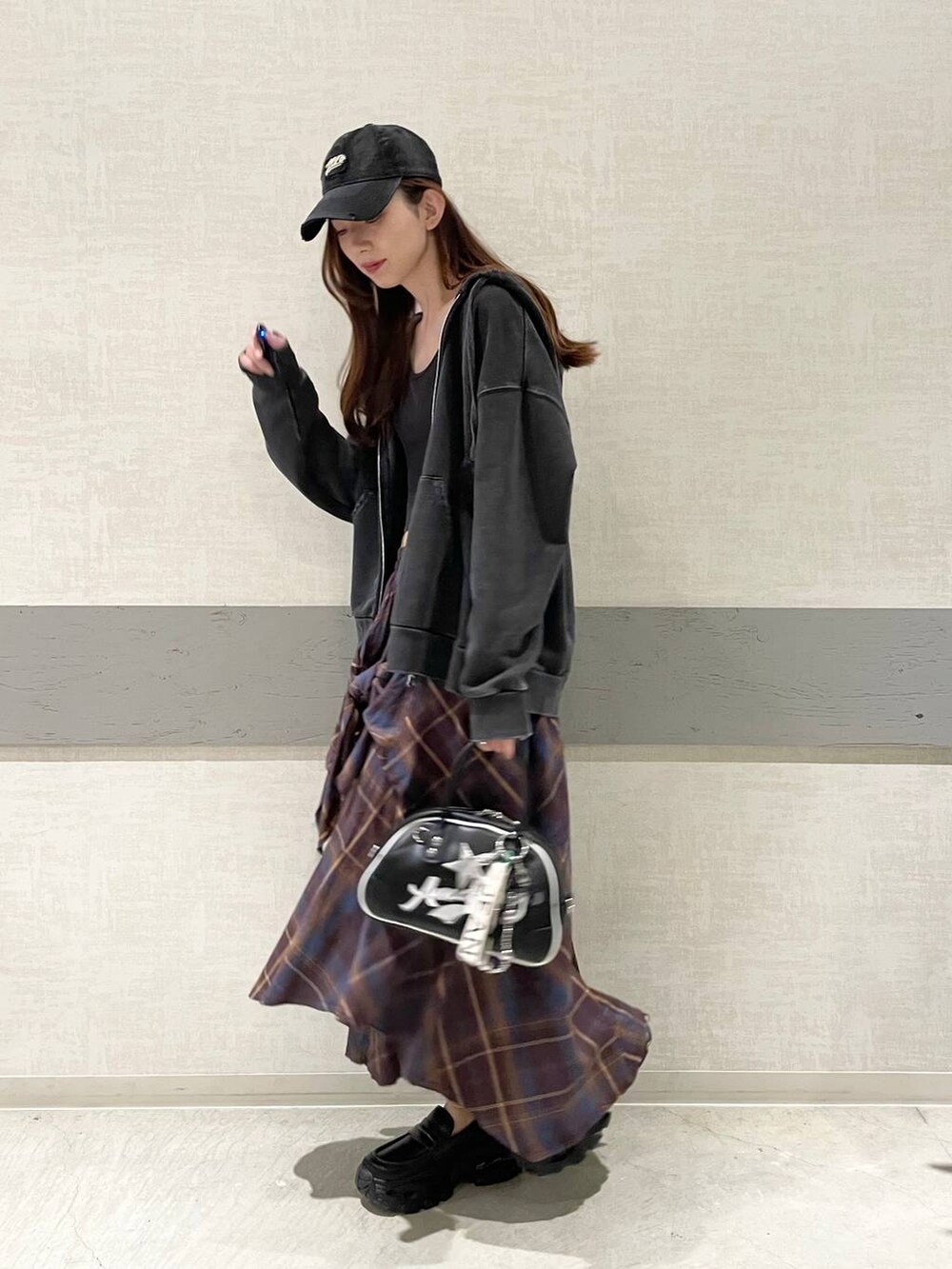 ブラック系のパーカー、ブラック系のローファー、ブラック系のショルダーバッグを着用したレディースの秋コーディネートの2枚目の写真